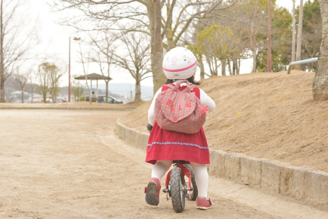 自転車に乗る幼児